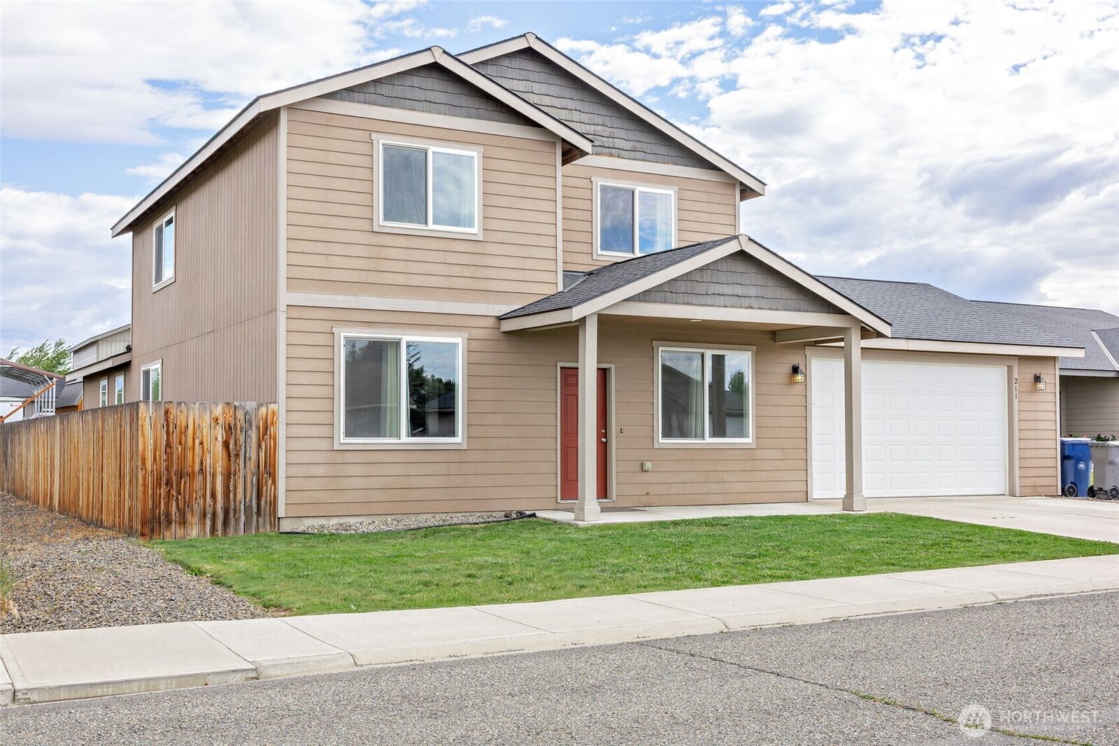 Property Photo:  211 E 28th Avenue  WA 98926 