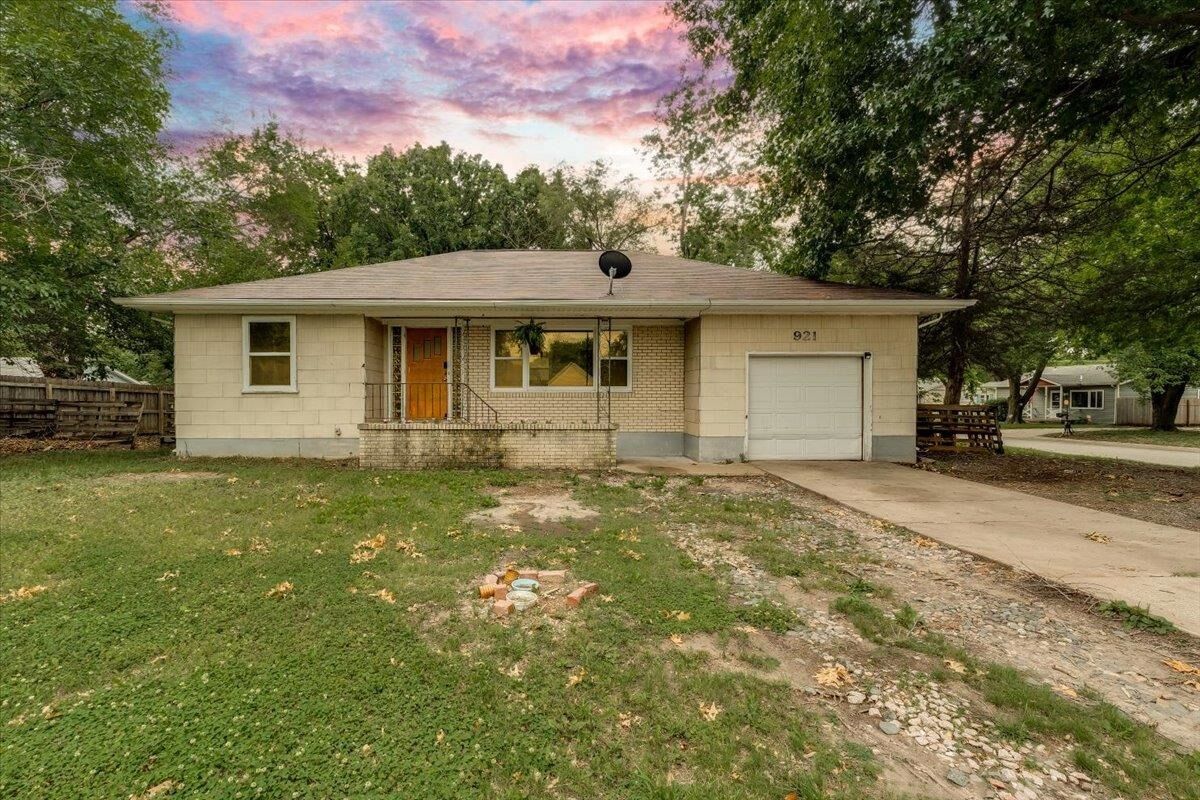 Property Photo:  921 W 5th  KS 67114 