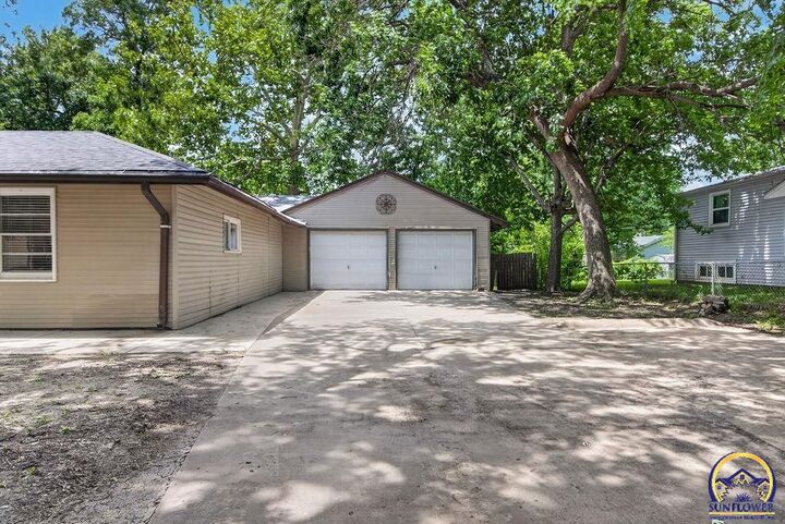 Property Photo:  3015 SE Illinois Ave  KS 66605 