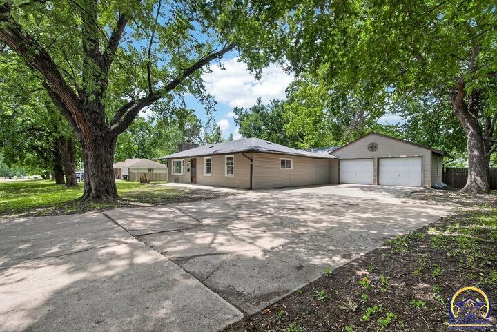 Property Photo:  3015 SE Illinois Ave  KS 66605 