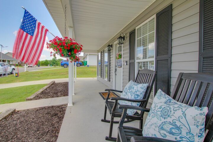 Property Photo:  218 White Oak Cir  AL 35057 