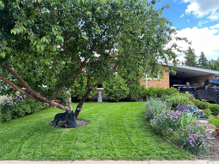 Property Photo:  63 Clarewood Crescent  SK S3N 2V8 