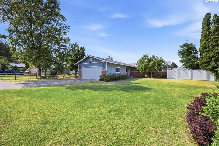 Property Photo: 910 W Park Hills Drive WA 99337