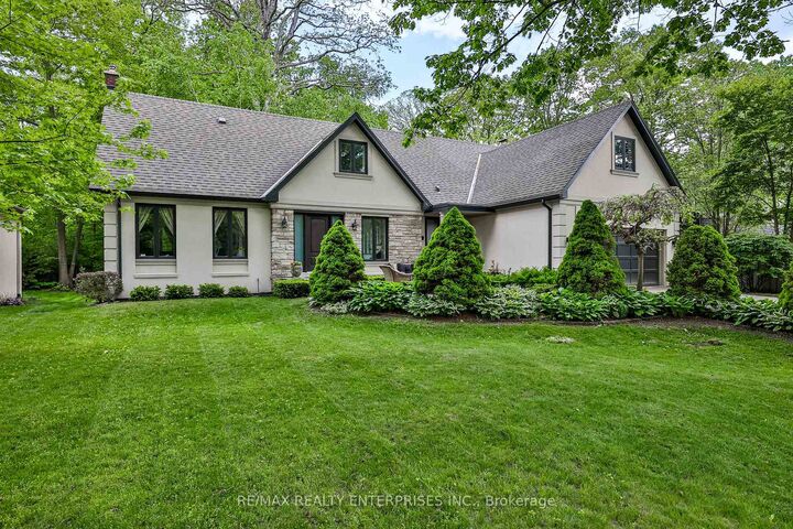 Property Photo: 208 Mineola Road W ON L5G 2C7