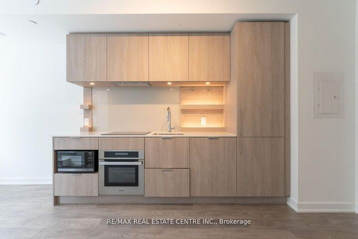 Property Photo:  28 Ann Street 616  ON L5G 3G1 