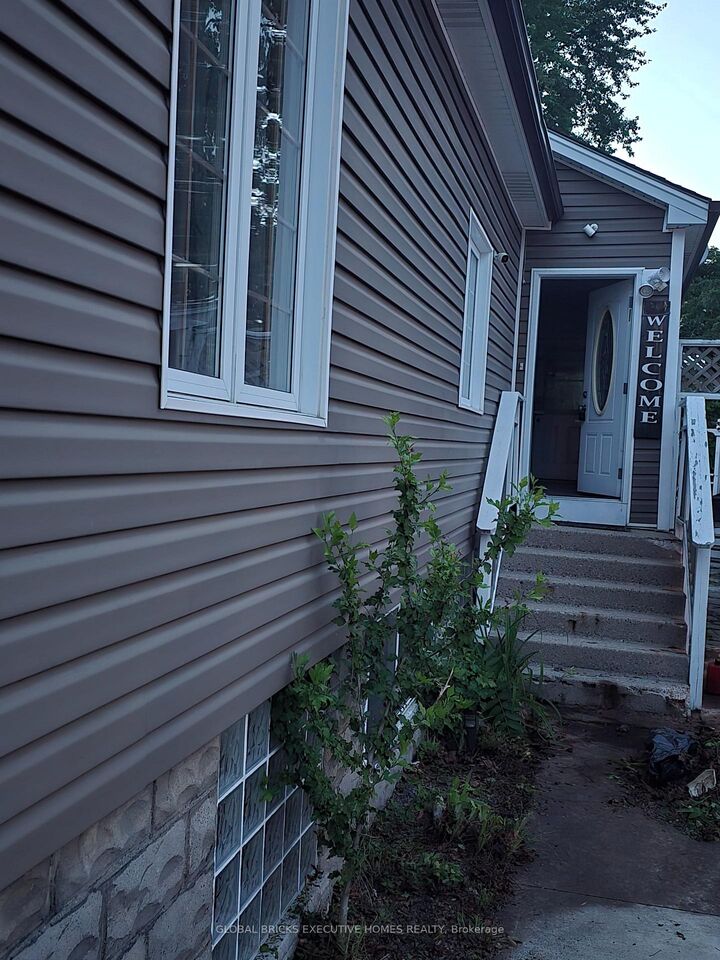 Property Photo:  276 Cameron Street N  ON N7T 4B3 