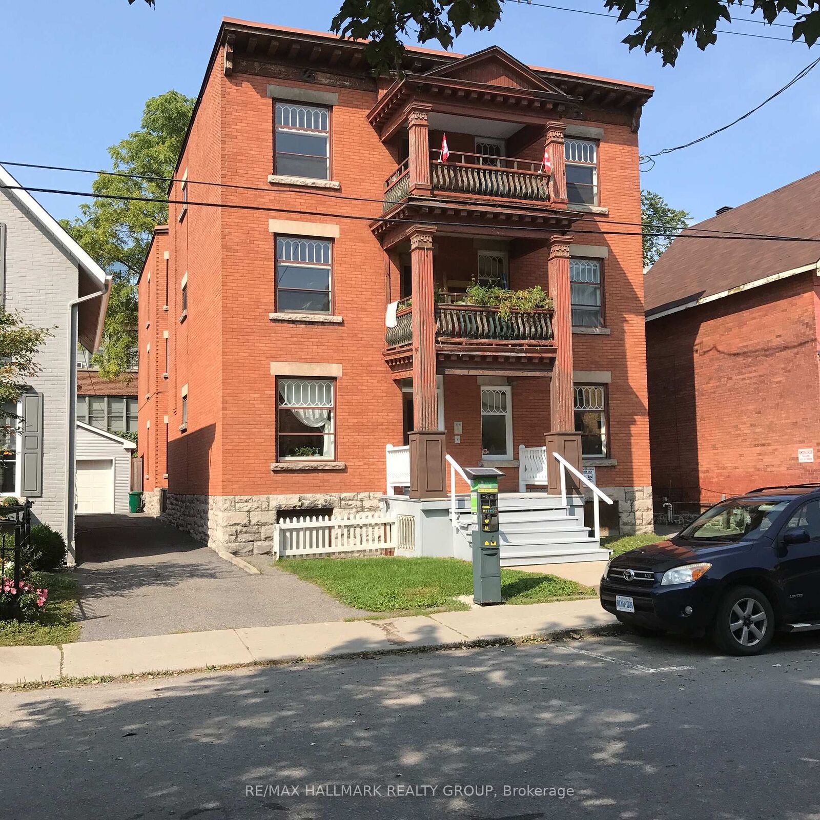 Property Photo:  421 Lisgar Street 3  ON K1R 5G9 