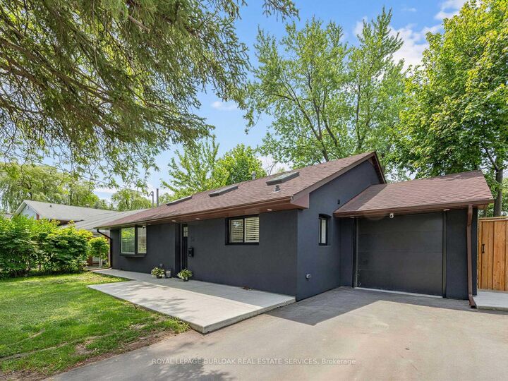 Property Photo: 13 Swanhurst Boulevard ON L5N 1B6