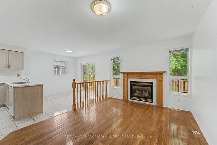 Photo de la propriété:  332 Harvie Road Upper  ON L4N 8H7 