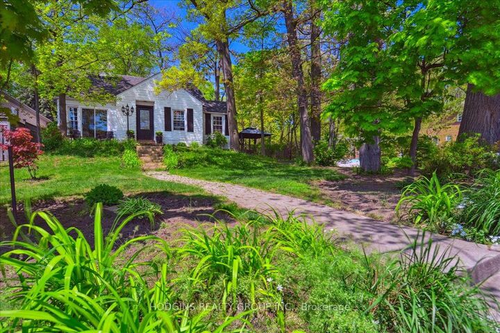 Property Photo:  65 Mineola Road E Upper  ON L5G 2E4 