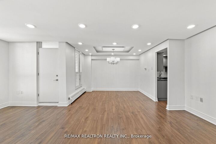 Property Photo:  130 Neptune Drive 702  ON M6A 1X5 