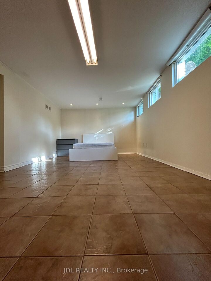 Property Photo:  23 Pineway Blvd Boulevard Bsmt  ON M2H 1A3 