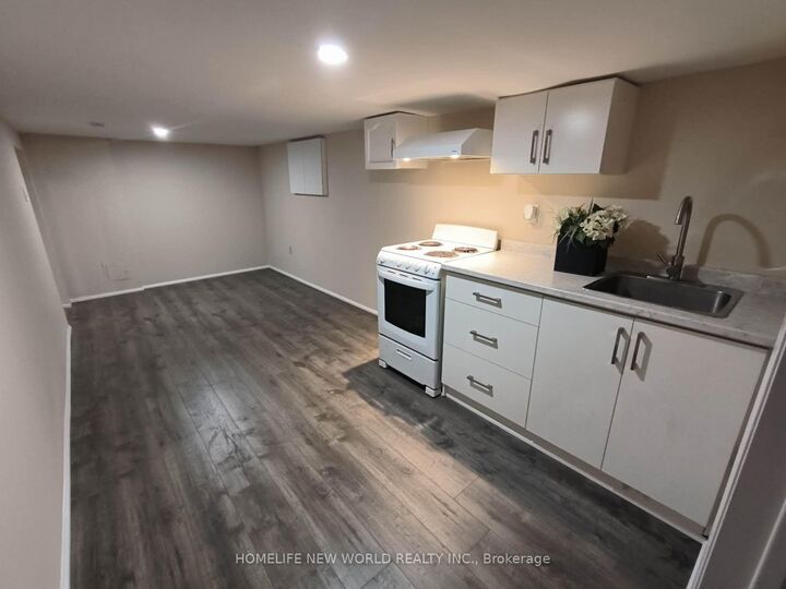 Property Photo:  55 Chamberlain B1 Avenue  ON M6E 4J9 