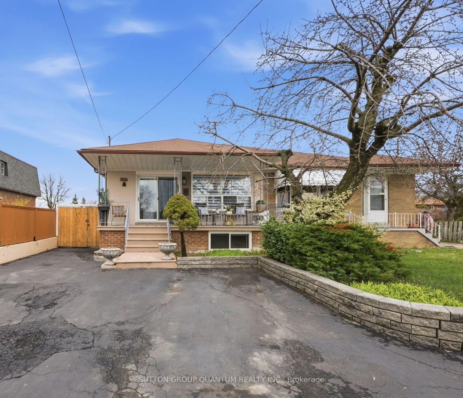 Property Photo:  1257 Alexandra Avenue  ON L5E 2A7 