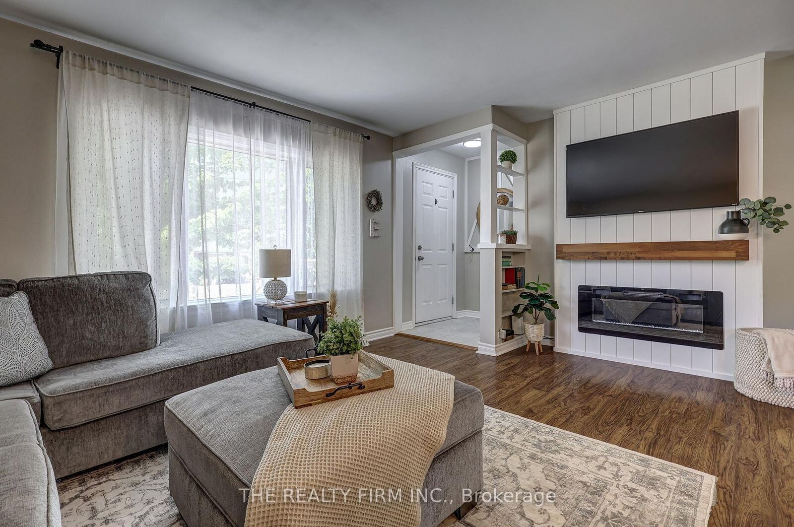 Property Photo:  697 Victoria Street  ON N5Y 4C3 