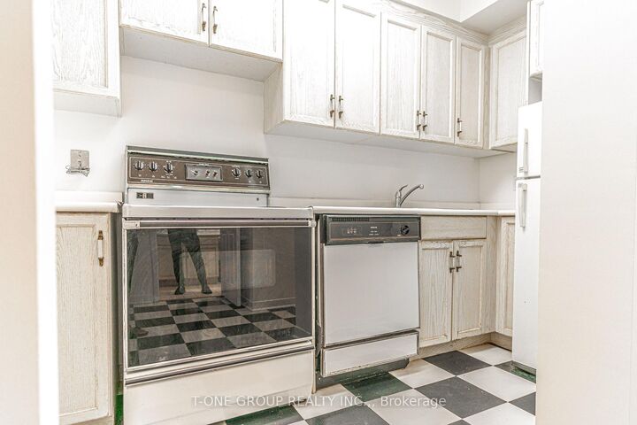 Property Photo:  284 Bloor Street W 204  ON M5S 3B8 