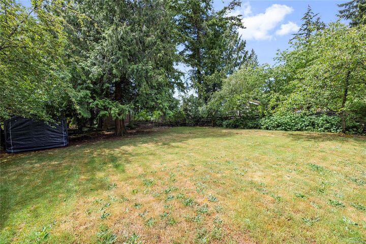 Property Photo: 3211 Uplands Dr BC V9T 2T2
