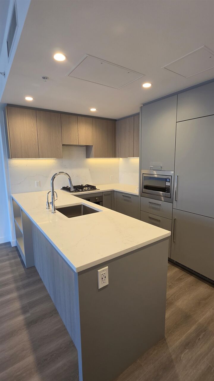 Property Photo: 6608 Sussex Avenue 1603 BC V5H 3C7