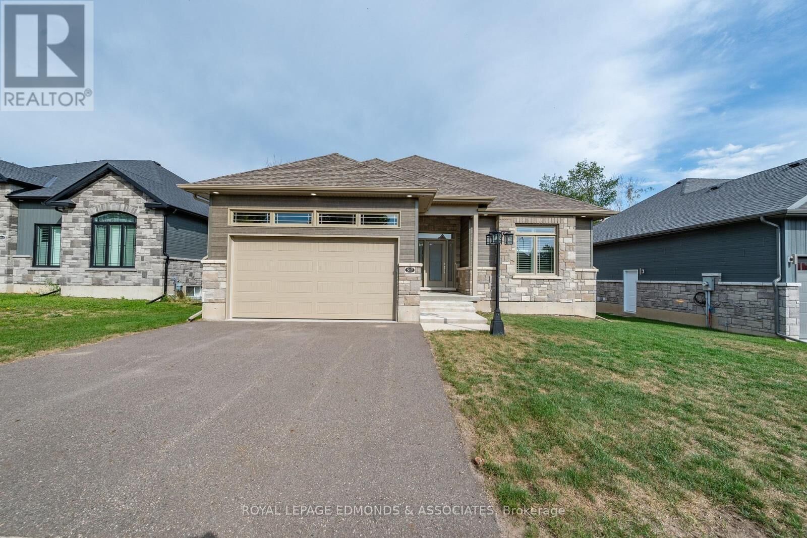 Property Photo: 517 Sydenham Street ON K8A 8K5