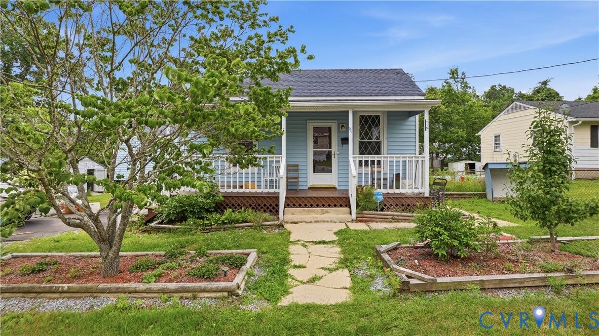 Property Photo: 111 N Ivy Avenue VA 23075