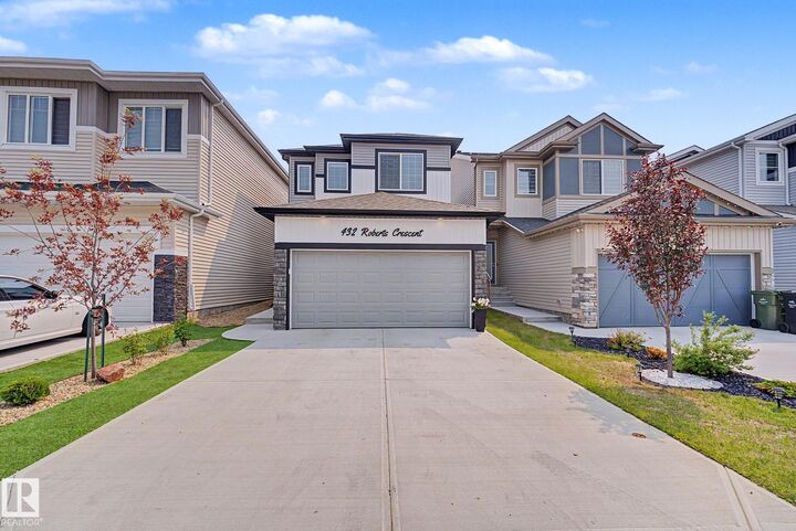 432 Roberts Crescent — photo 1