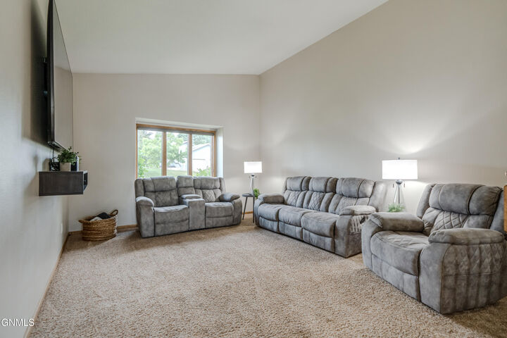 Property Photo:  3913 Dominion Street  ND 58503 