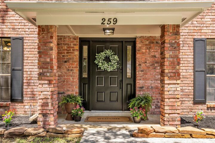 Property Photo: 259 E Rainbow Ridge Circle TX 77381