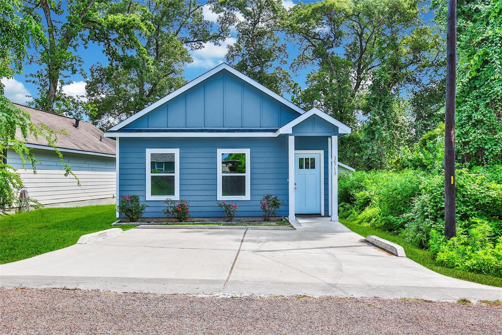 Property Photo: 16713 E Ivanhoe TX 77316