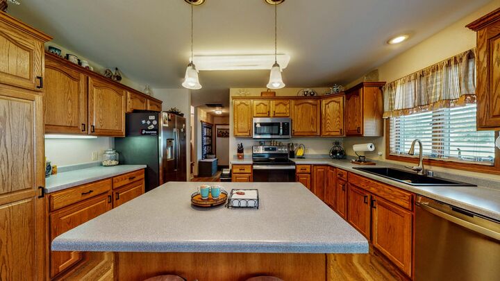 Property Photo:  1505 Raveen St  WI 53538 