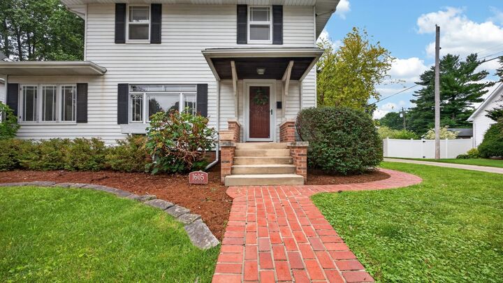 Property Photo:  1605 E Taylor Street  IL 61701 