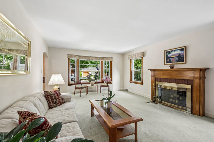 Property Photo: 6241 N Leroy Avenue IL 60646