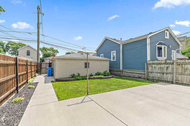 Property Photo:  2115 N Mobile Avenue  IL 60639 