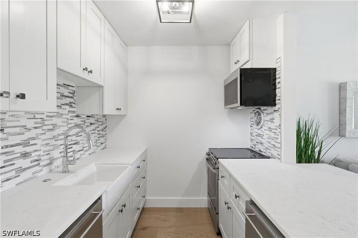 Property Photo: 421 12th Avenue S A3 FL 34102
