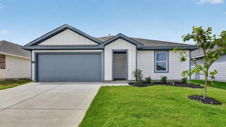 Property Photo: 804 King's Way TX 76645