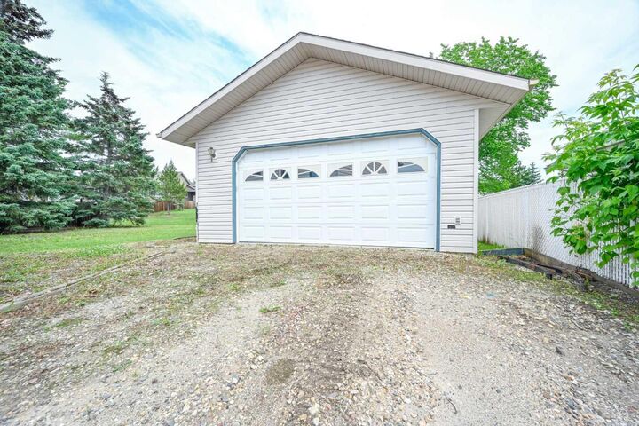 Property Photo:  902 Birch Street  AB T0H 0C0 