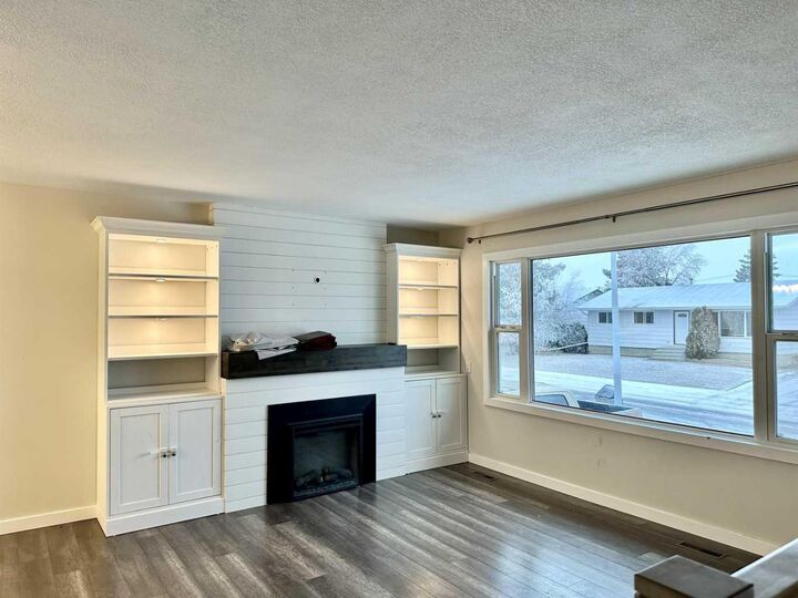 Property Photo: 9245 99 Avenue AB T8V 3X4