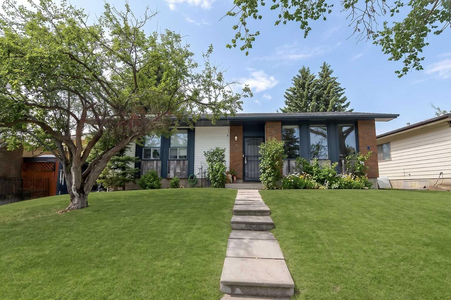 Property Photo:  3523 48 Street NE  AB T1Y 5S5 