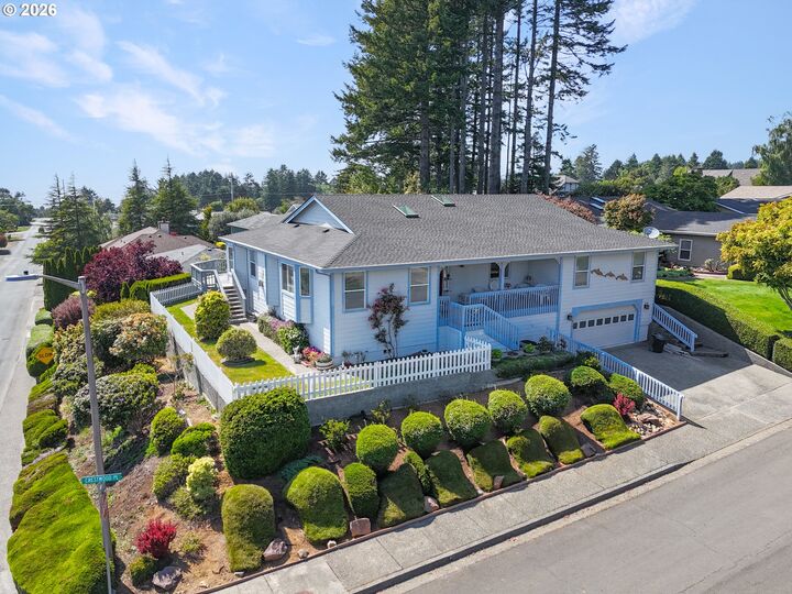 Property Photo: 815 Crestwood Pl OR 97415
