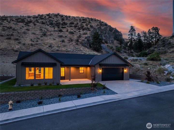 Property Photo:  922  Long Drive  WA 98816 