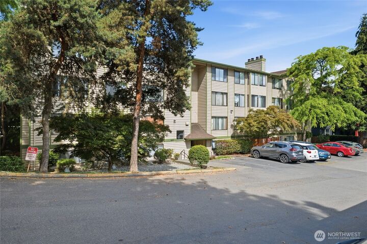 Property Photo: 9512 1st Avenue NE 202 WA 98115