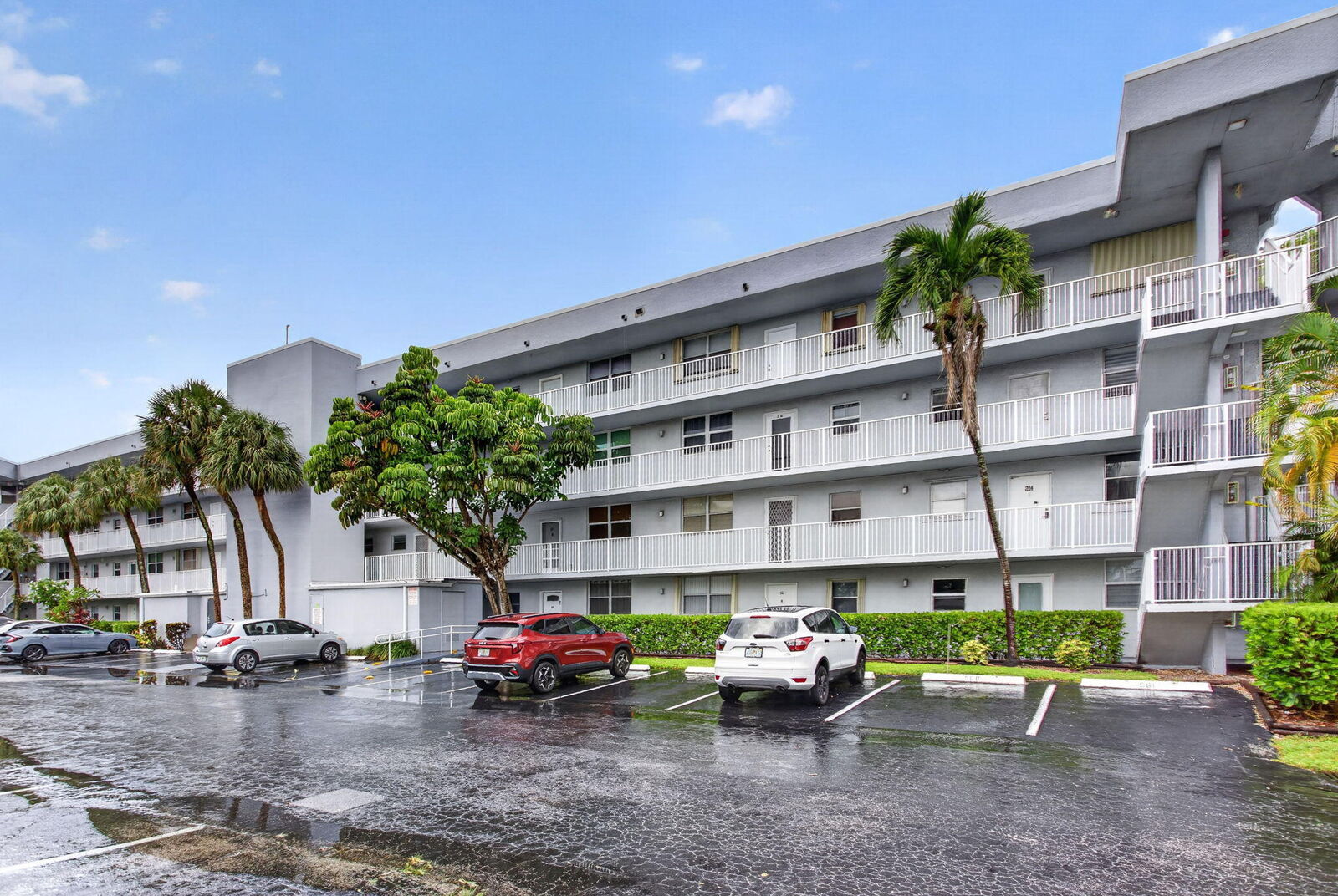Property Photo:  118 Royal Pk Drive 1F  FL 33309 