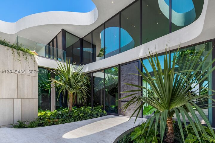 Property Photo:  1015 S Southlake Dr  FL 33019 