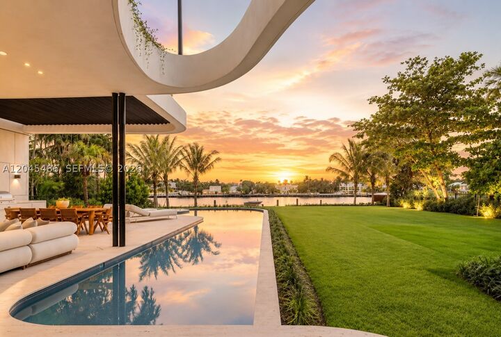 Property Photo: 1015 S Southlake Dr FL 33019