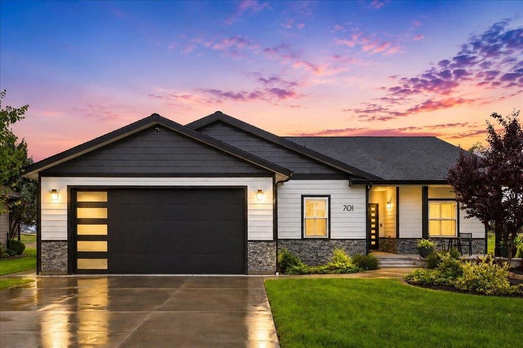 Property Photo:  701 N Country Club Dr  WA 99006 