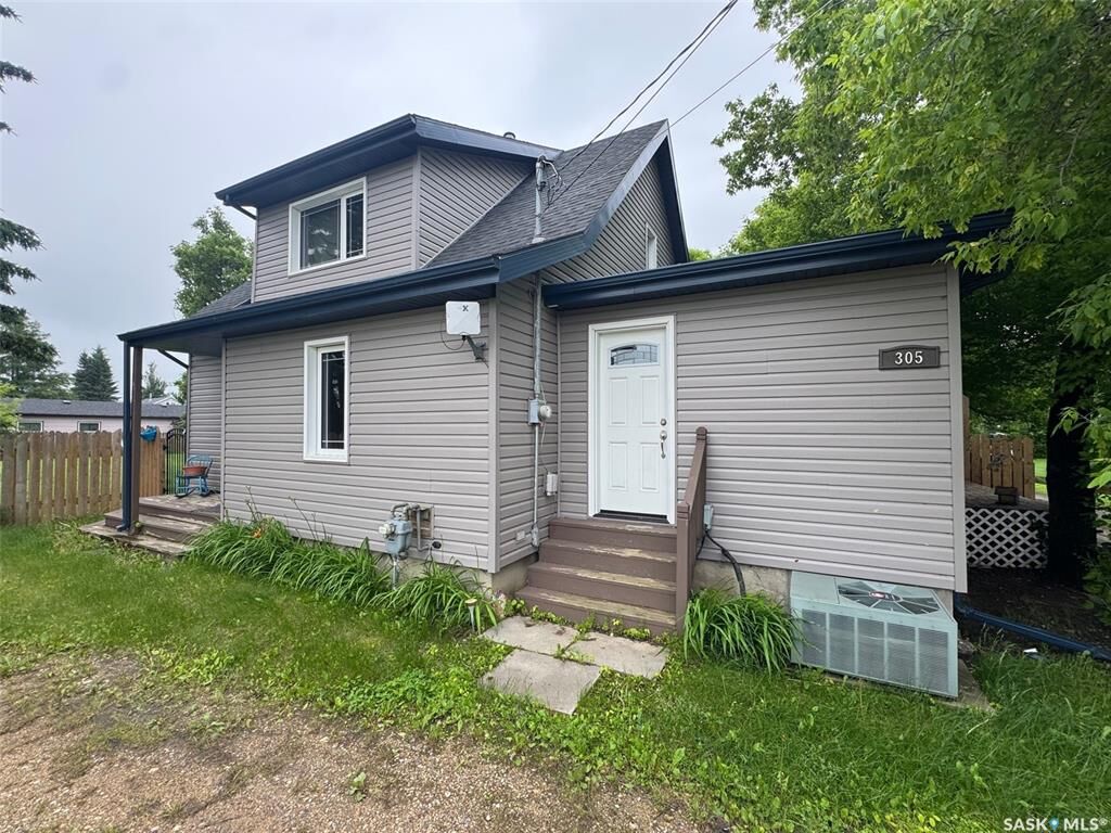 Property Photo: 305 2nd Street N SK S0K 4C0
