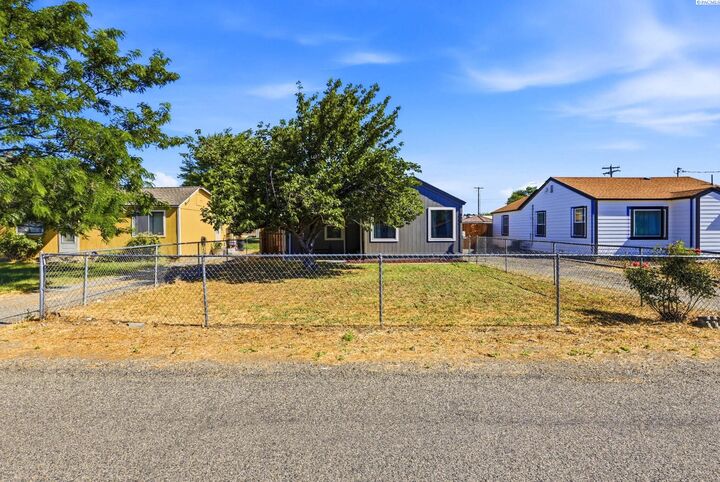 Property Photo:  908 Chris Ave  WA 99320 