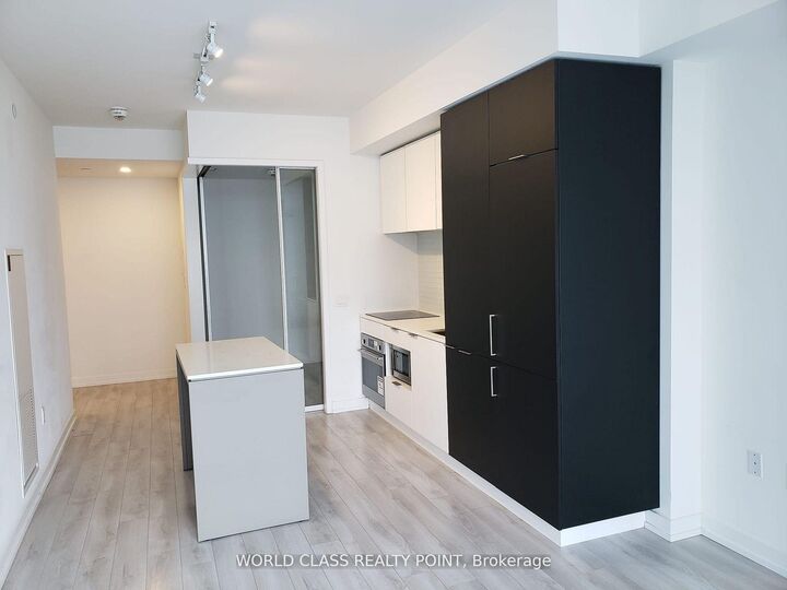 Property Photo:  33 Helendale Avenue 1404  ON M4R 0A4 