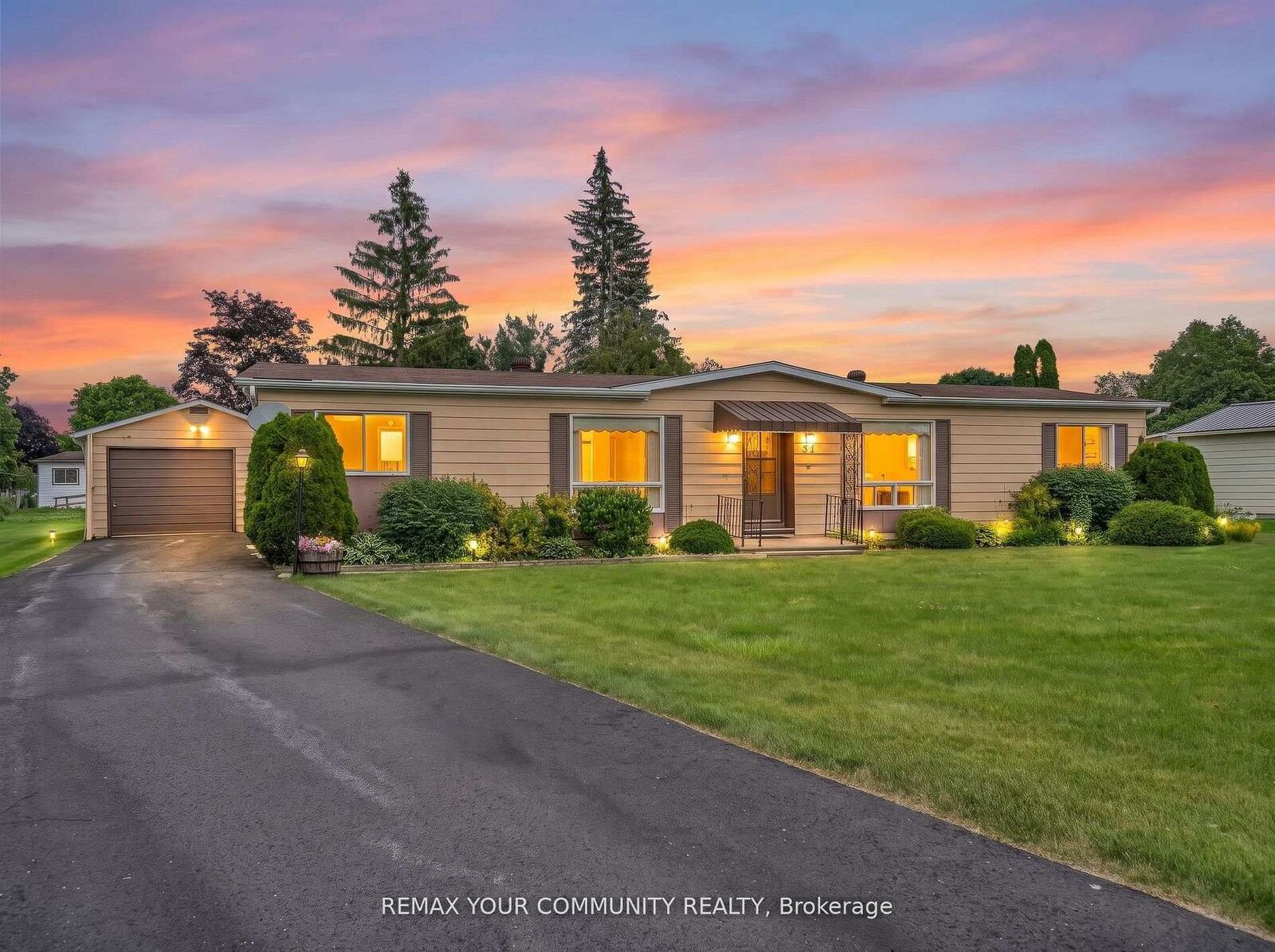 Property Photo:  22 Emery Court  ON L0E 1R0 