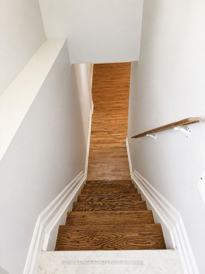 Photo de la propriété: 389 Marf Avenue Bsmt ON L5G 1T2