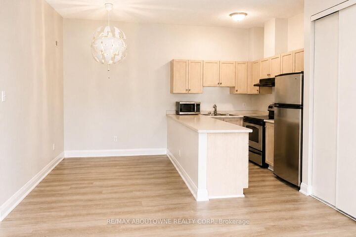 Property Photo:  4140 Foxwood Drive 906  ON L7M 4R4 